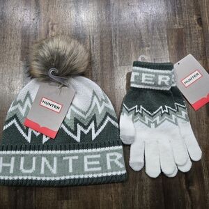 NWT Hunter Green and White Knit Beanie and Gloves Set